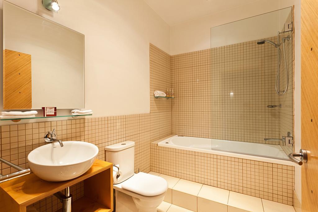 Twofourtwo Boutique Apartments Launceston Habitación foto